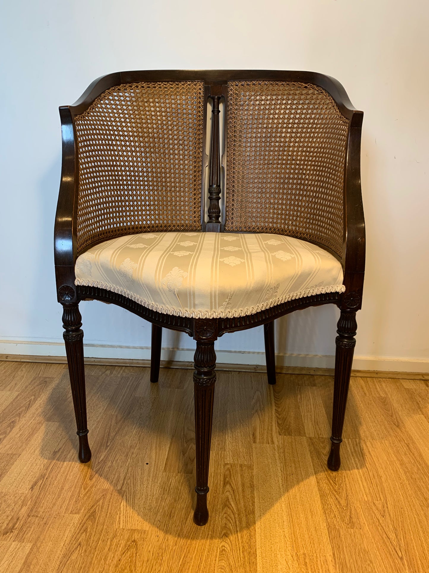 Antique Bergère Edwardian Mahogany Tub Corner Elbow Chair with Cream Silk Blend Upholstery.