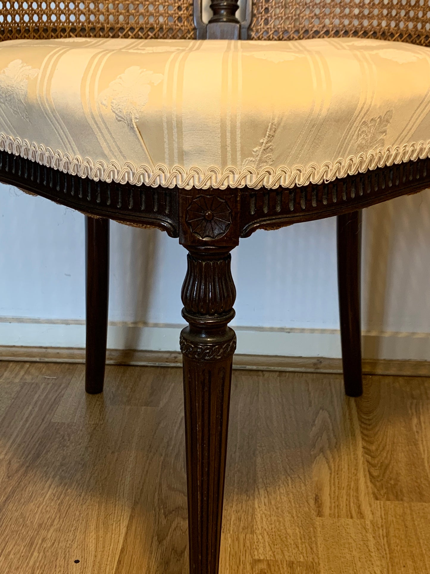 Antique Bergère Edwardian Mahogany Tub Corner Elbow Chair with Cream Silk Blend Upholstery.