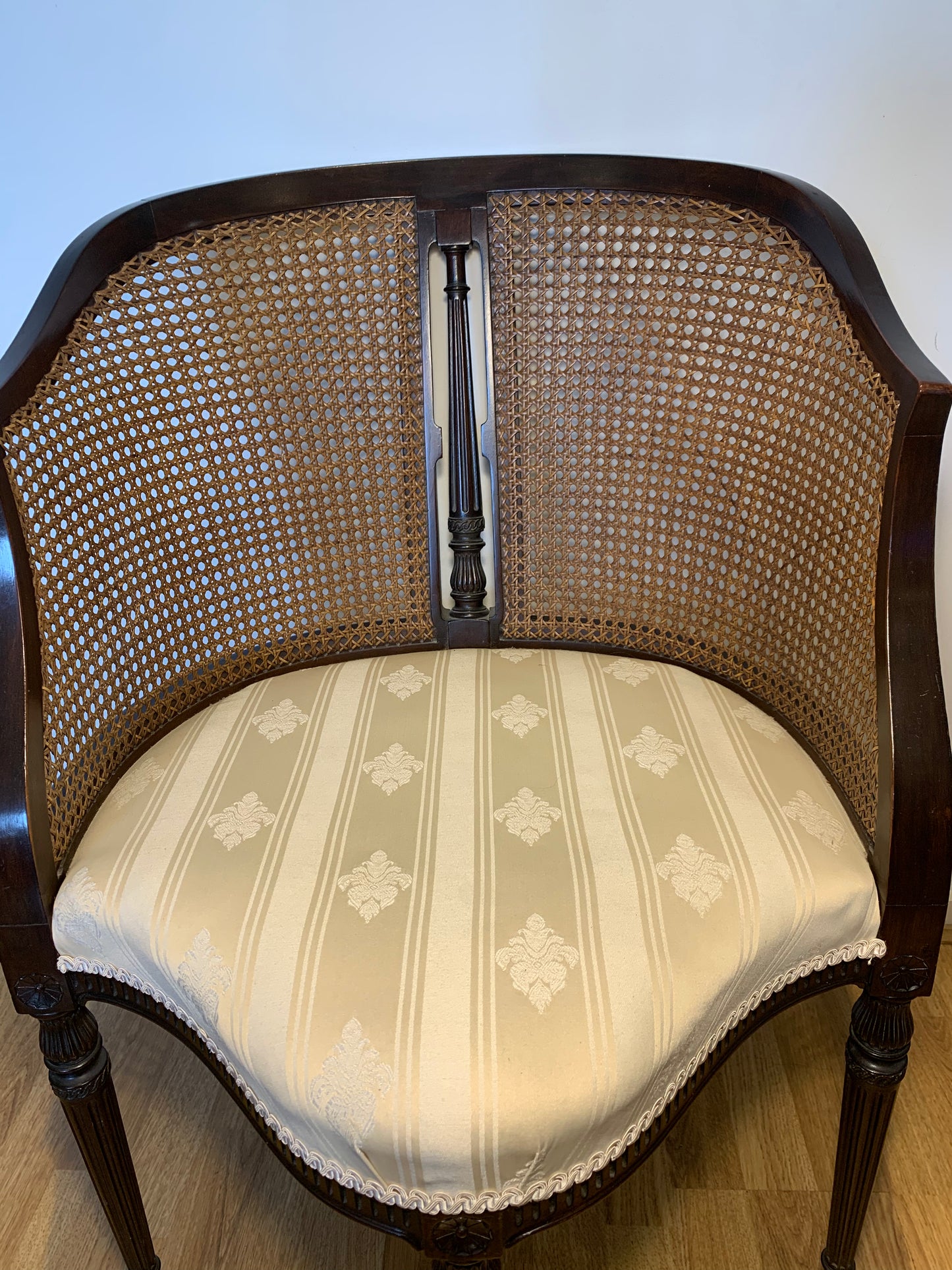 Antique Bergère Edwardian Mahogany Tub Corner Elbow Chair with Cream Silk Blend Upholstery.