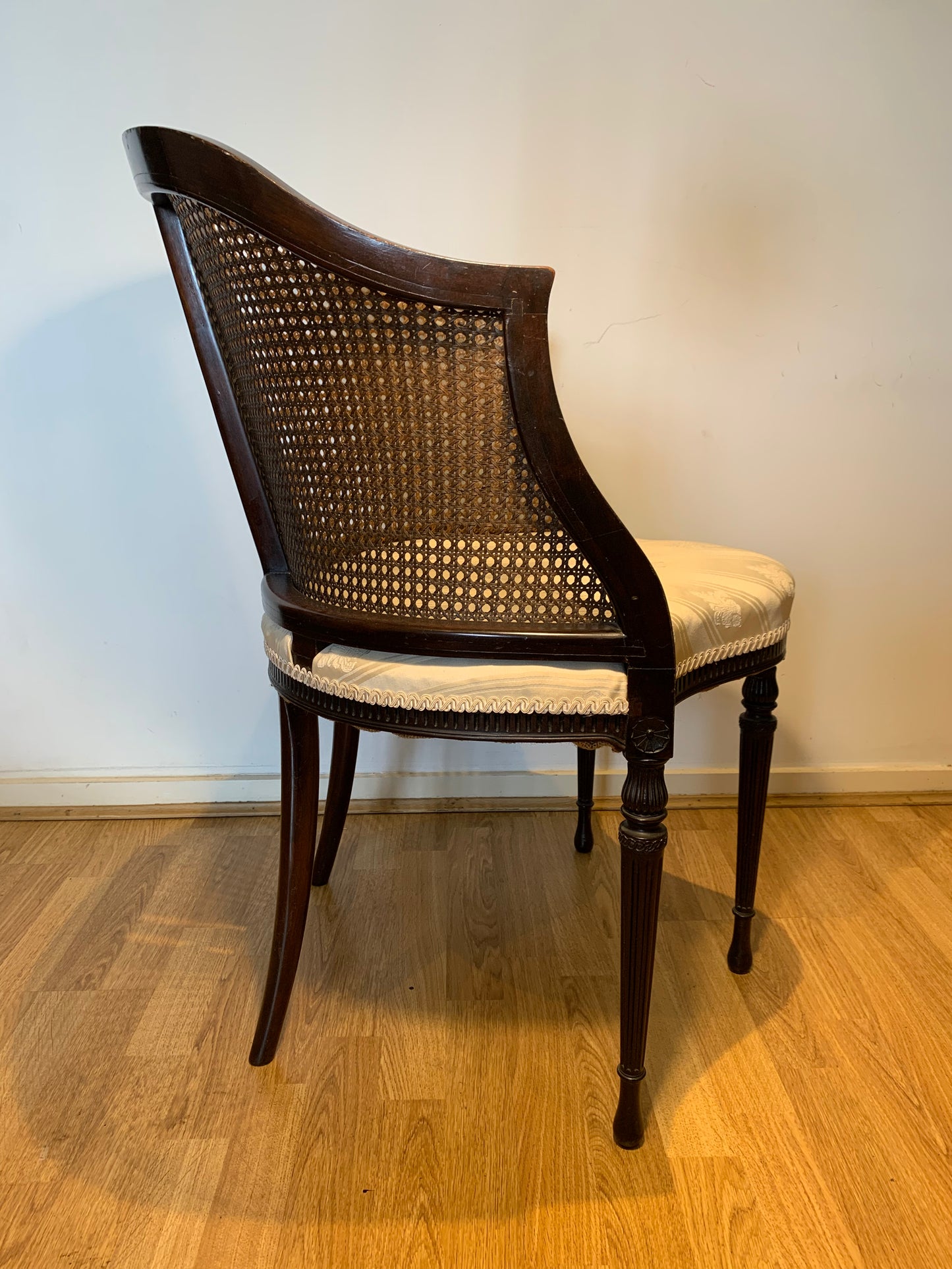 Antique Bergère Edwardian Mahogany Tub Corner Elbow Chair with Cream Silk Blend Upholstery.