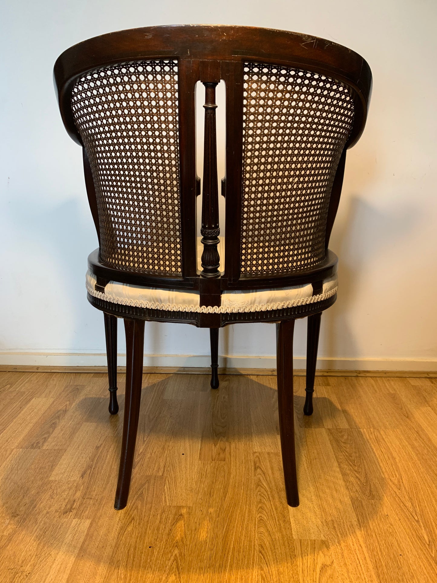 Antique Bergère Edwardian Mahogany Tub Corner Elbow Chair with Cream Silk Blend Upholstery.