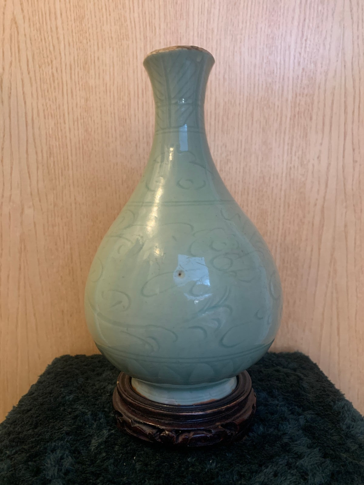 Antique Late Qing Chinese Celadon Glaze Incised Vase (yuhuchun ping style)
